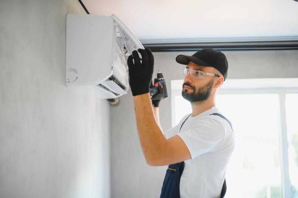 Técnico da Fort Ar Condicionado instalando um ar-condicionado split na parede